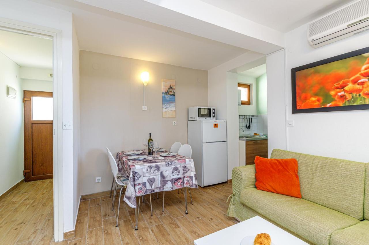 Al Mare Apartments โรวีน ภายนอก รูปภาพ